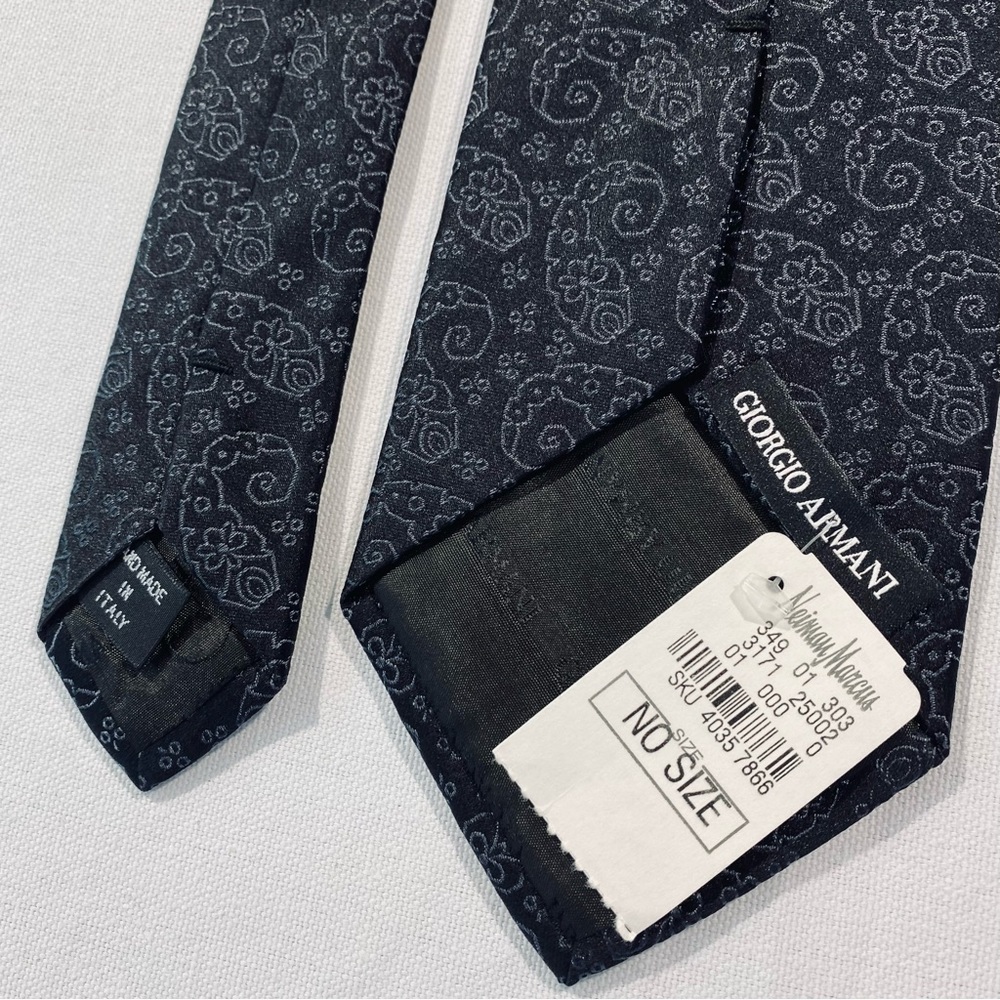 Giorgio Armani mens paisley black silk tie, new with tags